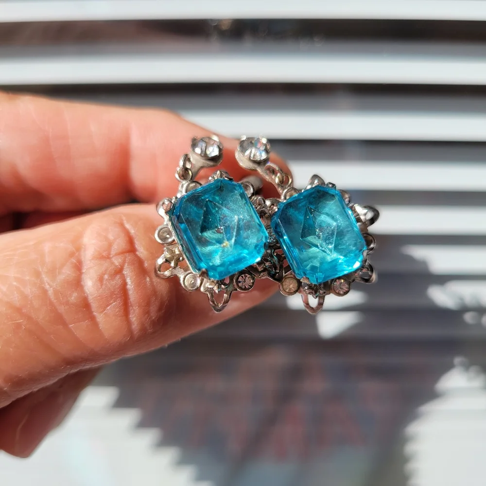 Lovely Vintage Screw-Back Earrings ~ Aquamarine Color ~ Very Pretty!